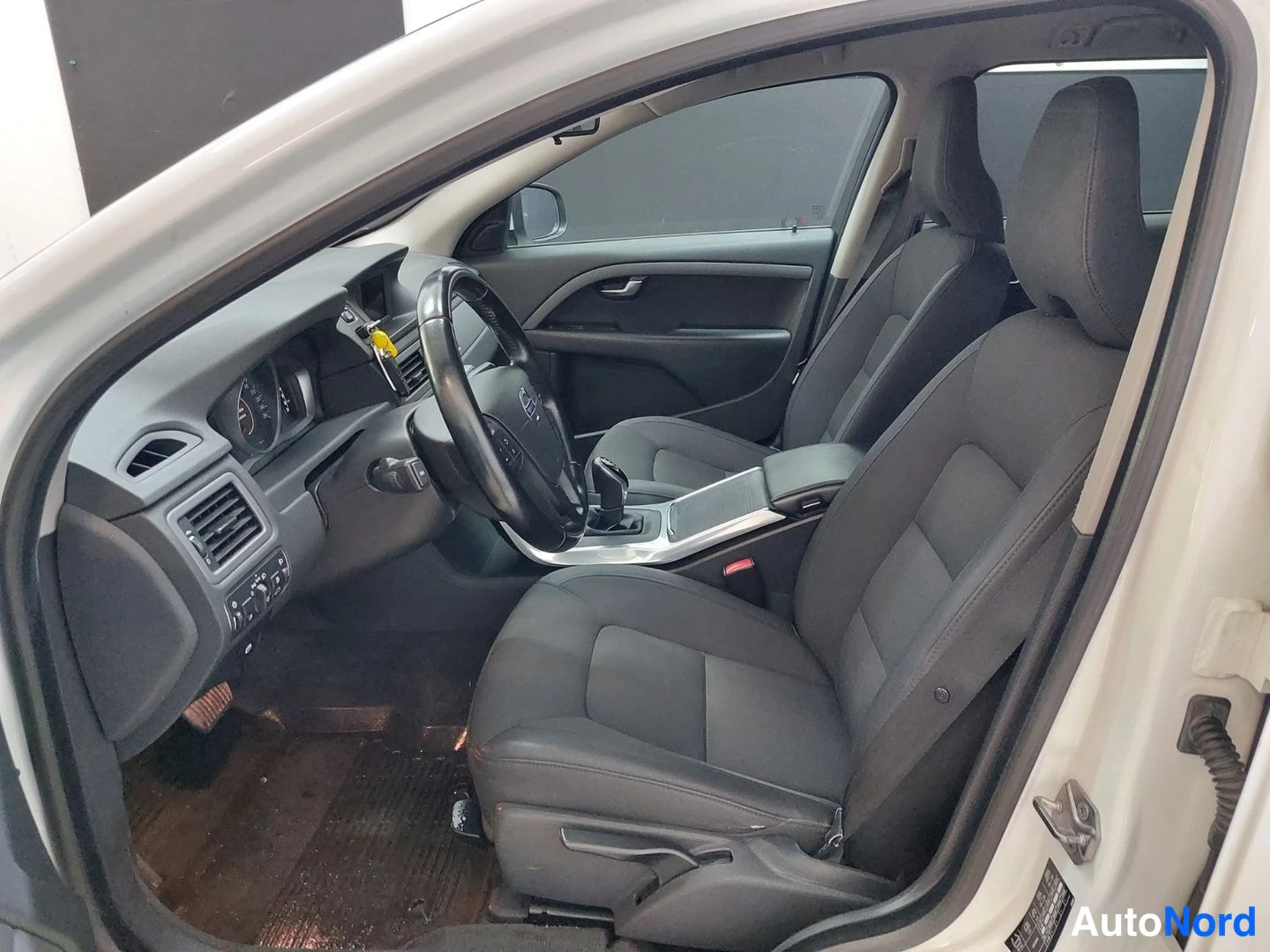 White Volvo V70 2015, photo 10