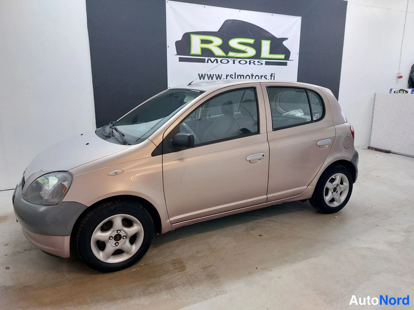 Beige Toyota Yaris 2000, etuviisto, keula vasemmalle, kuva 2
