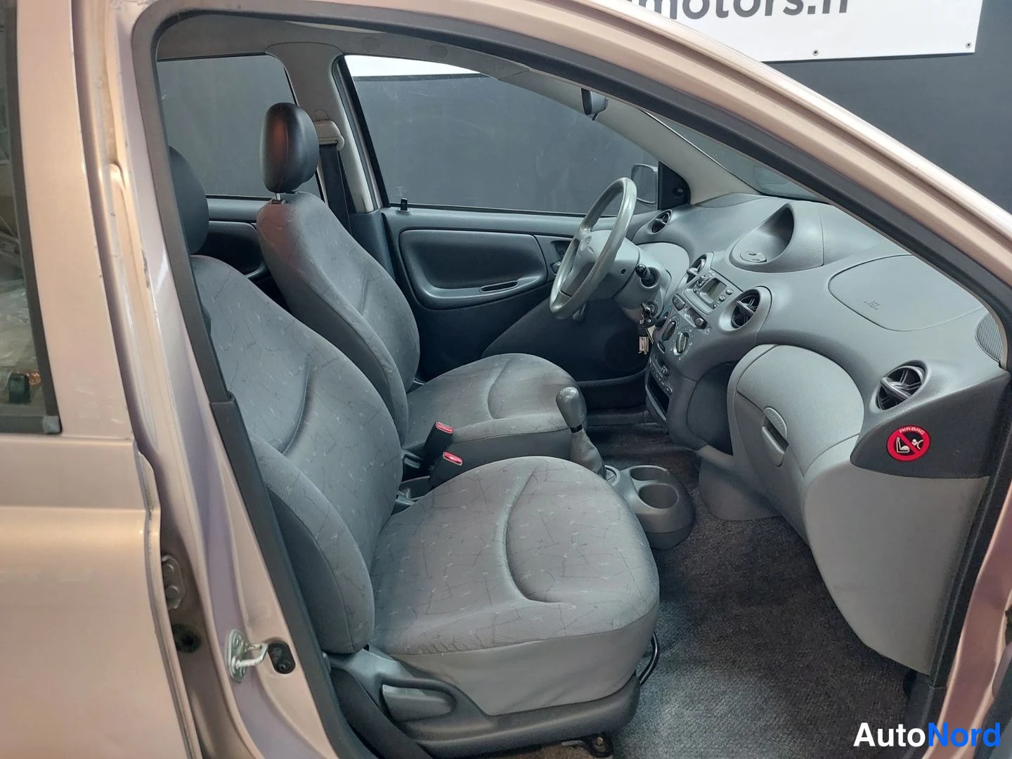 Beige Toyota Yaris 2000, kuva 11