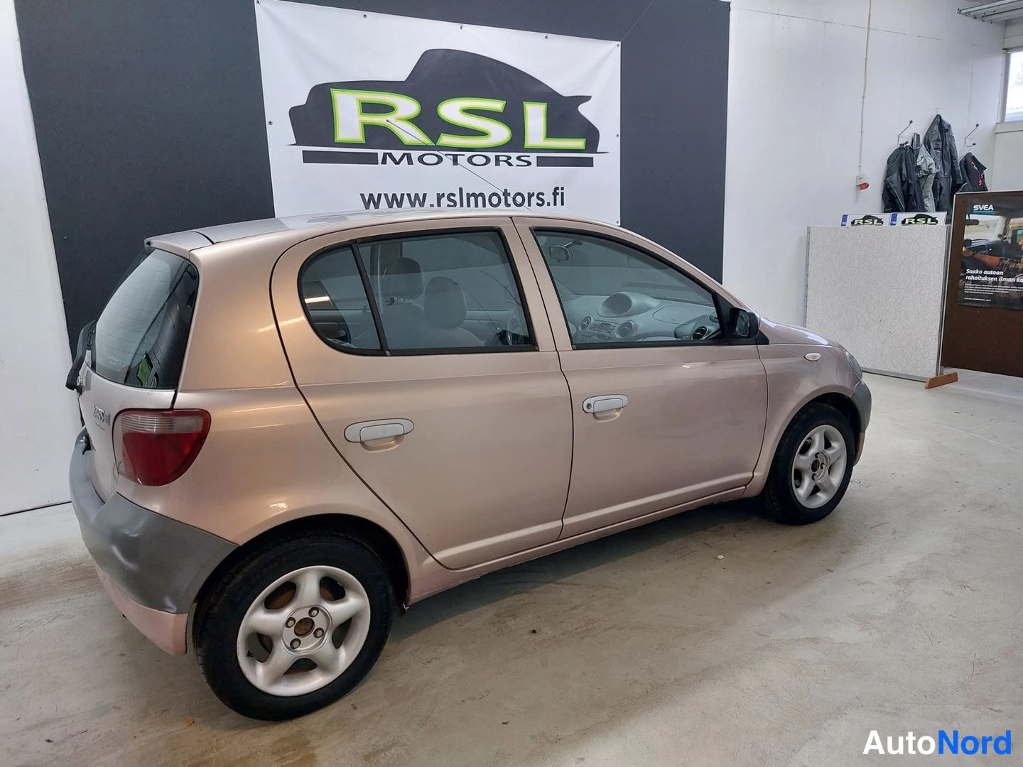 Beige Toyota Yaris 2000, takaviisto, kuva 4