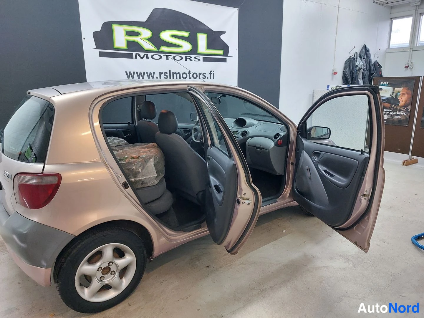 Beige Toyota Yaris 2000, takaviisto, kuva 7