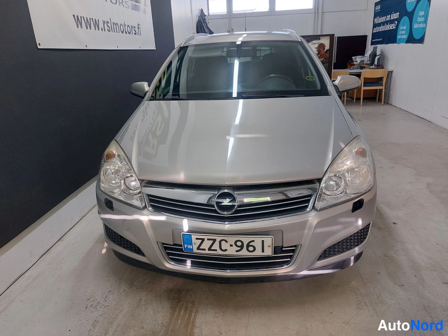 Beige Opel Astra 2008, edestä, kuva 4