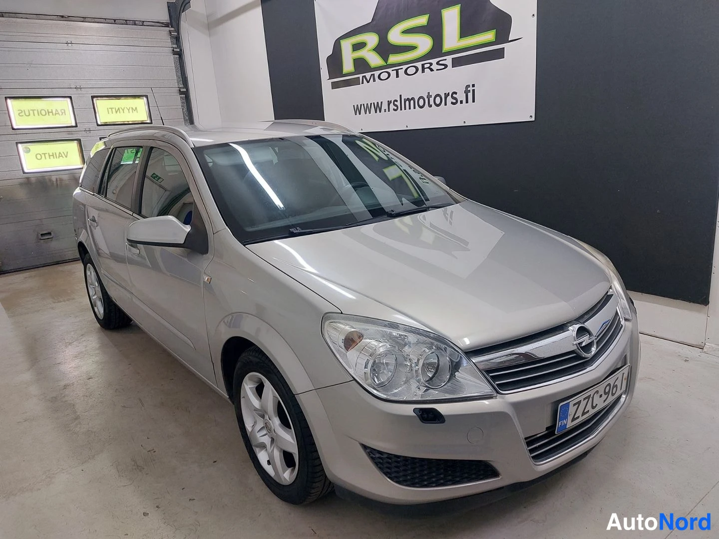 Beige Opel Astra 2008, etuviisto, keula oikealle, kuva 3