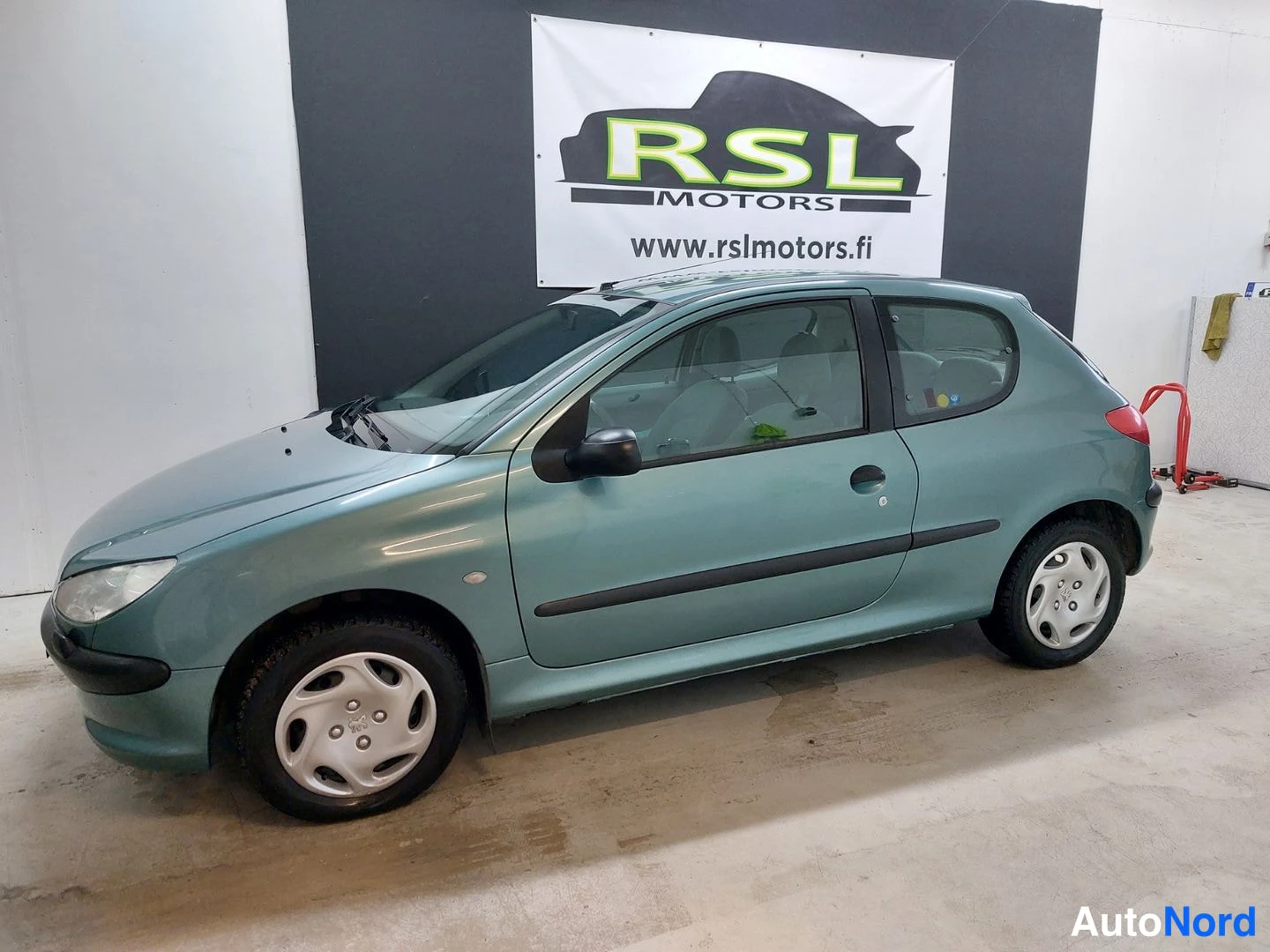 Vihreä Peugeot 206 2002, etuviisto, keula vasemmalle, kuva 2