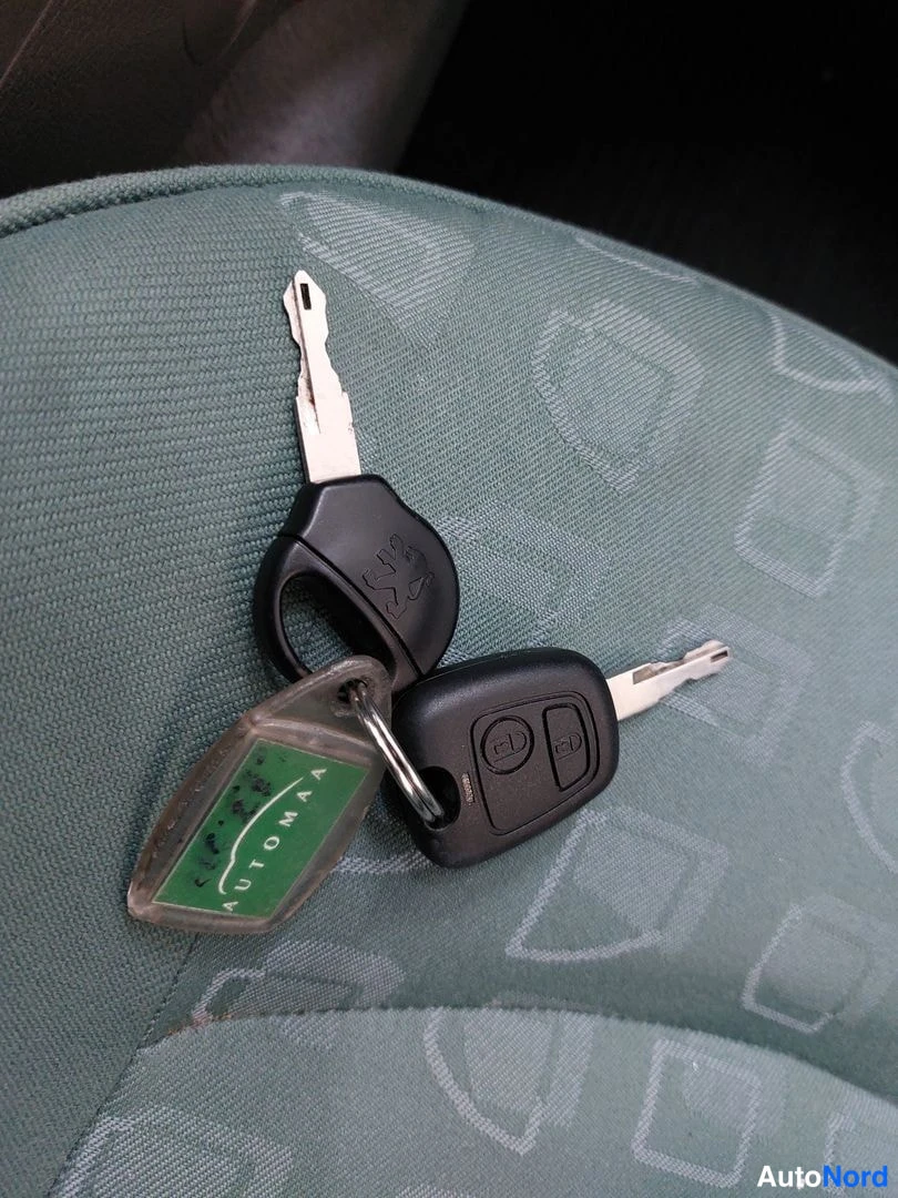 Vihreä Peugeot 206 2002, edestä, kuva 6