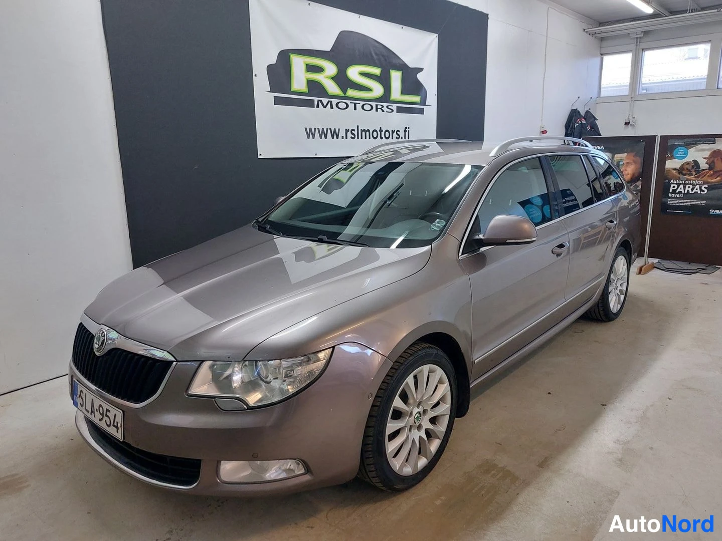 Ruskea Skoda Superb 2013, kuva 3