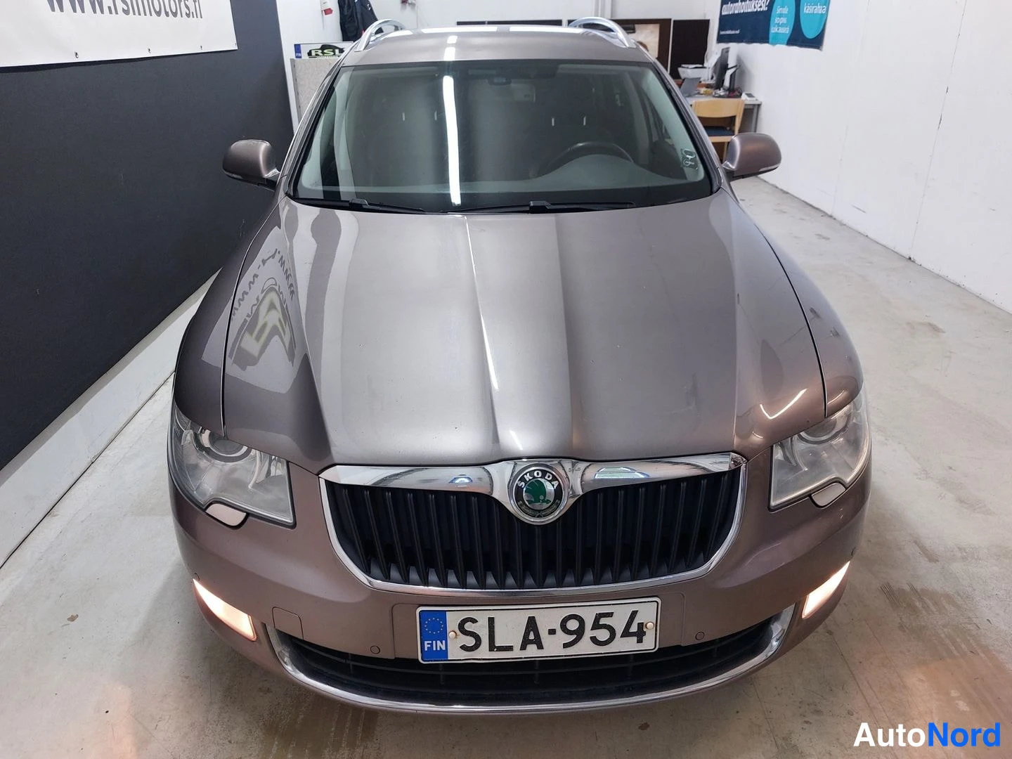 Ruskea Skoda Superb 2013, kuva 4