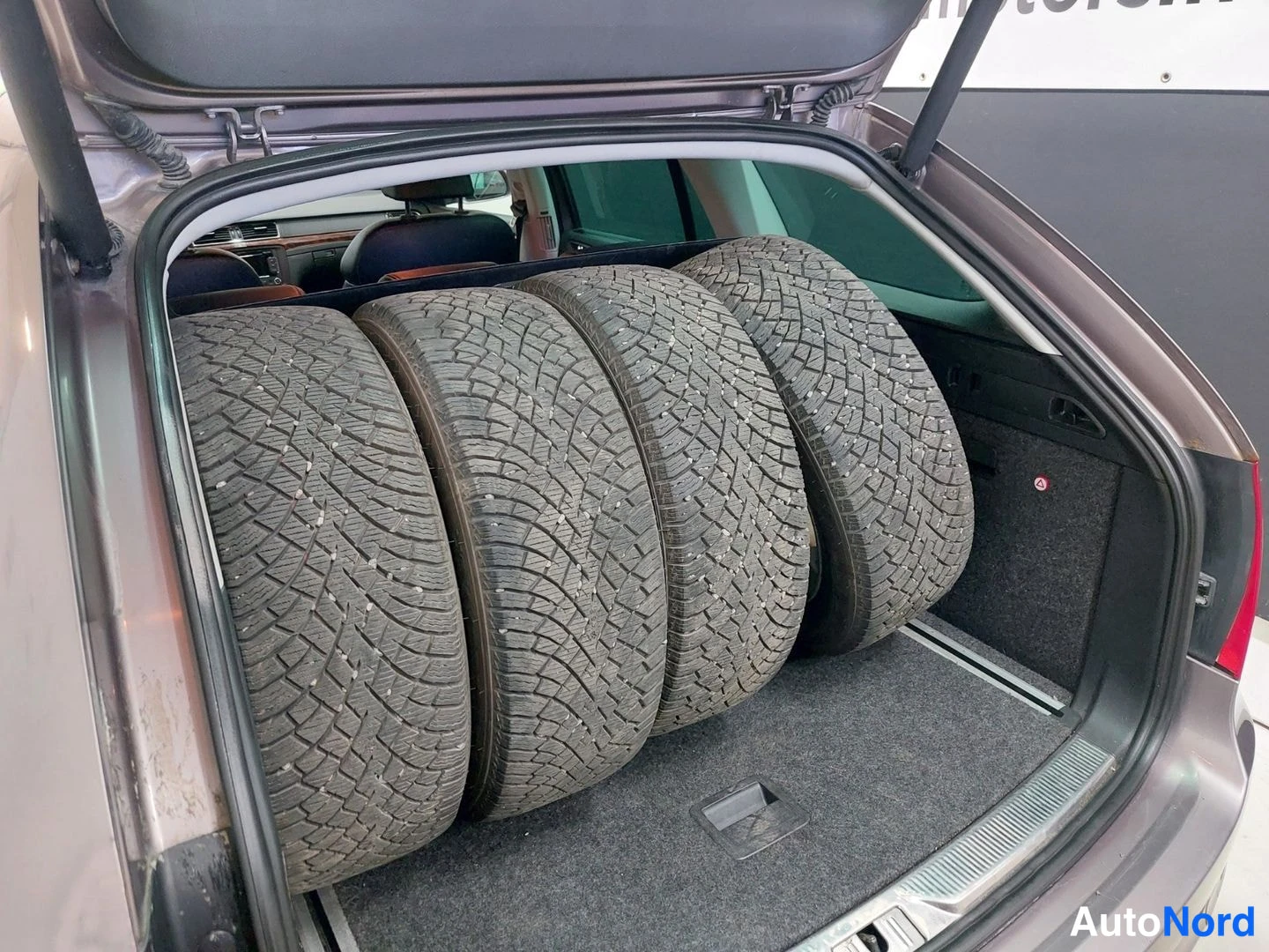Ruskea Skoda Superb 2013, kuva 22