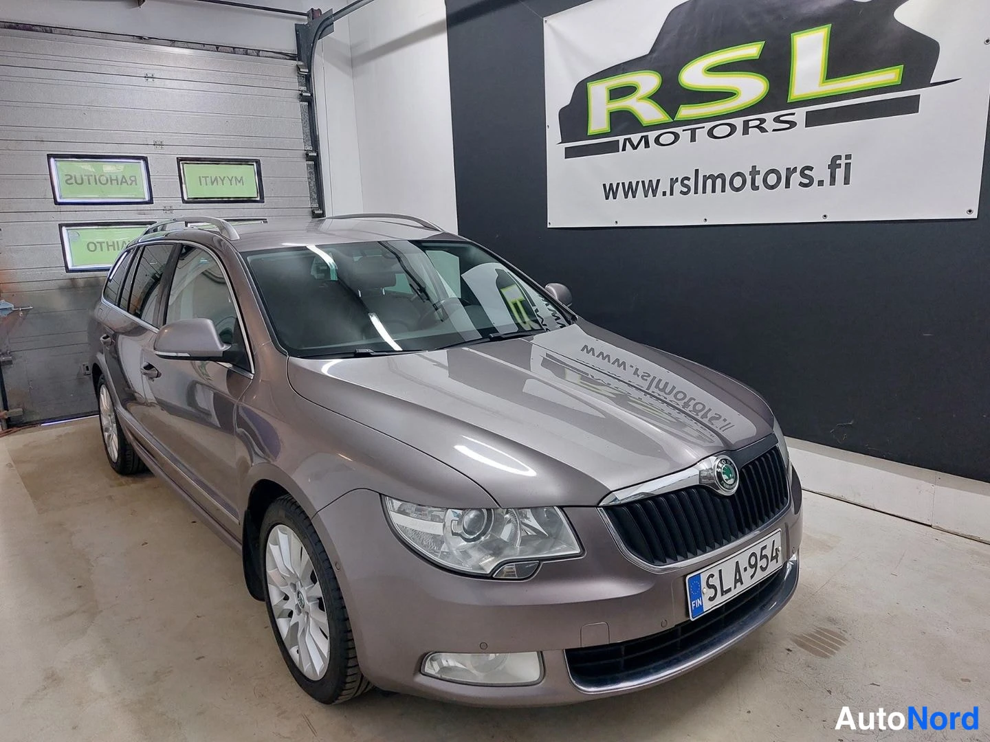 Ruskea Skoda Superb 2013, kuva 2