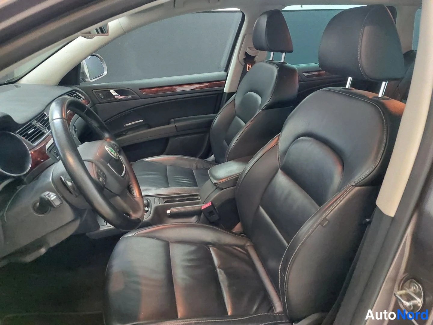 Ruskea Skoda Superb 2013, kuva 9