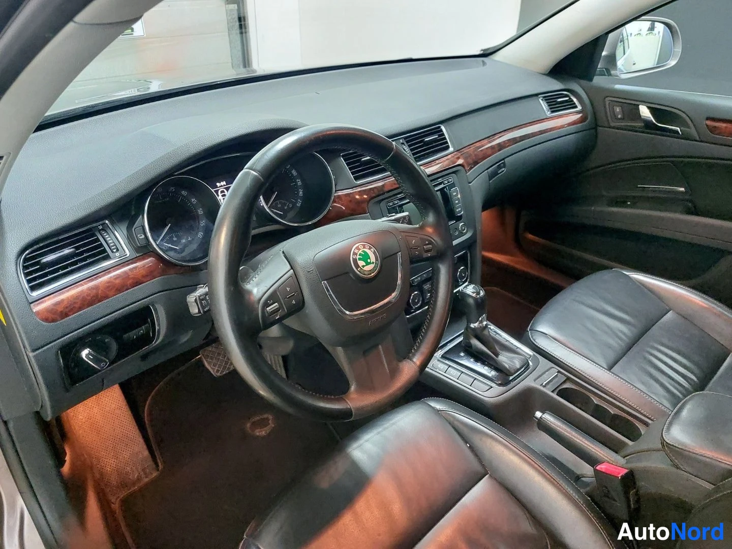 Ruskea Skoda Superb 2013, kuva 10