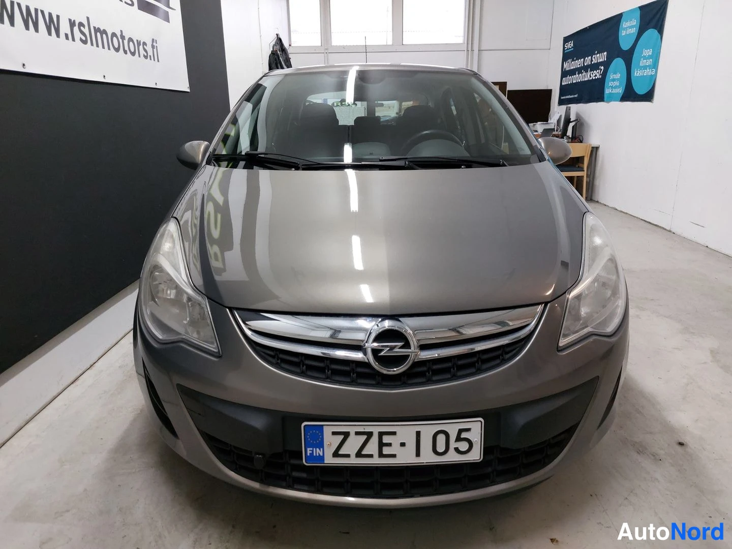 Ruskea Opel Corsa 2012, edestä, kuva 4