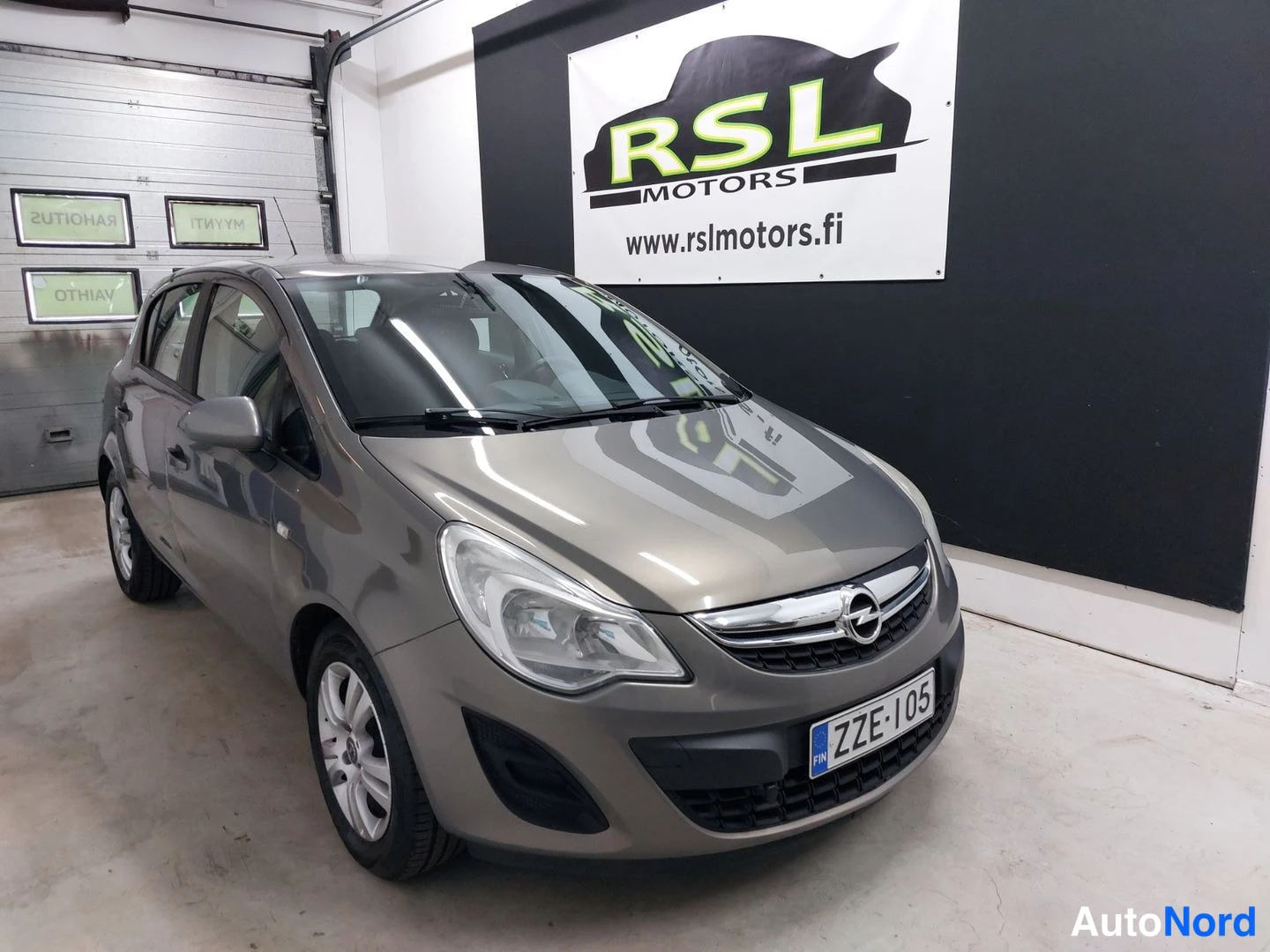 Ruskea Opel Corsa 2012, etuviisto, keula oikealle, kuva 3