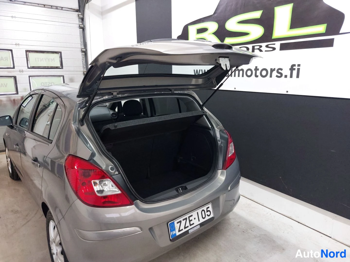 Ruskea Opel Corsa 2012, takaviisto, kuva 8