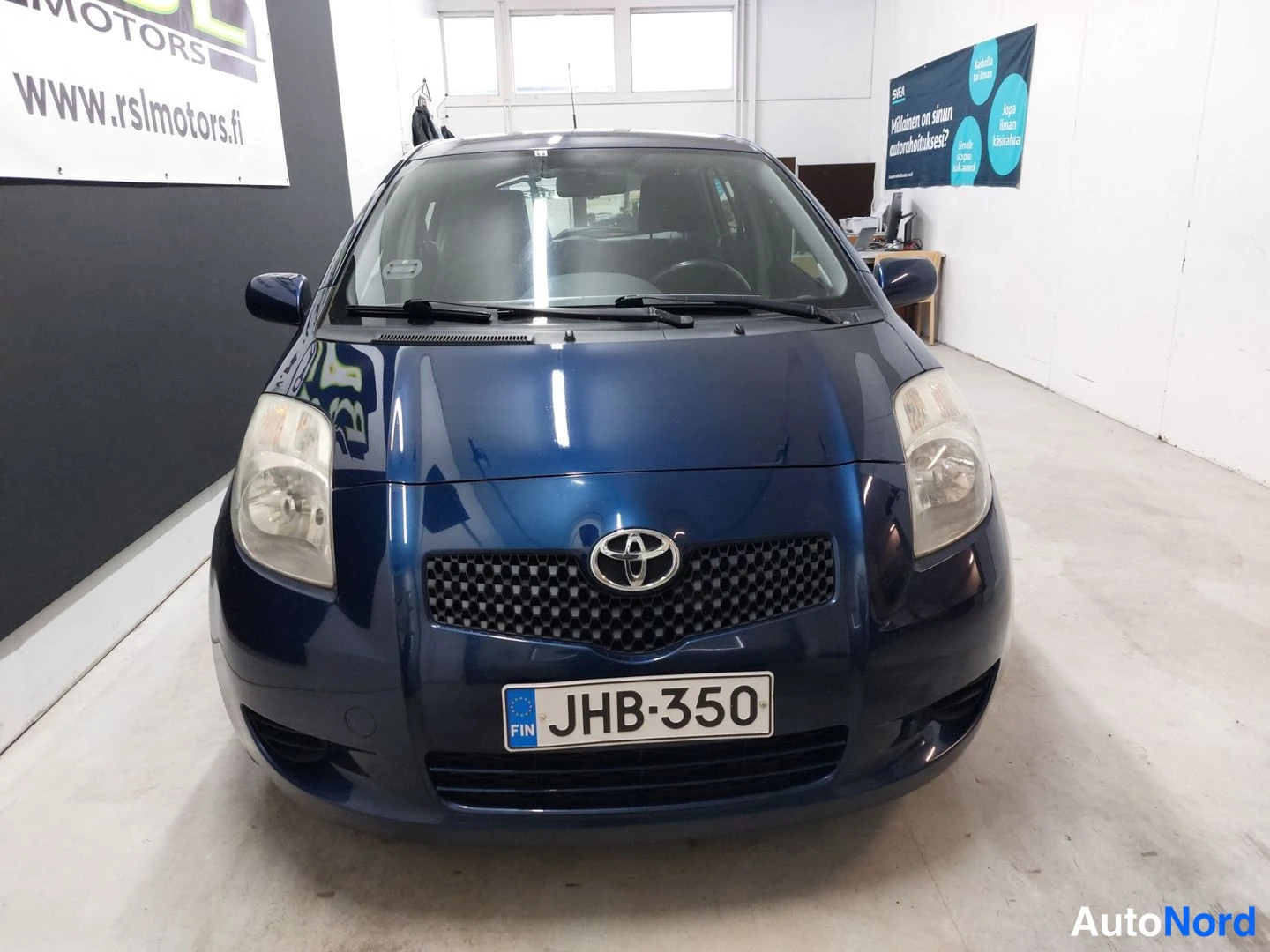 Sininen Toyota Yaris 2007, edestä, kuva 4