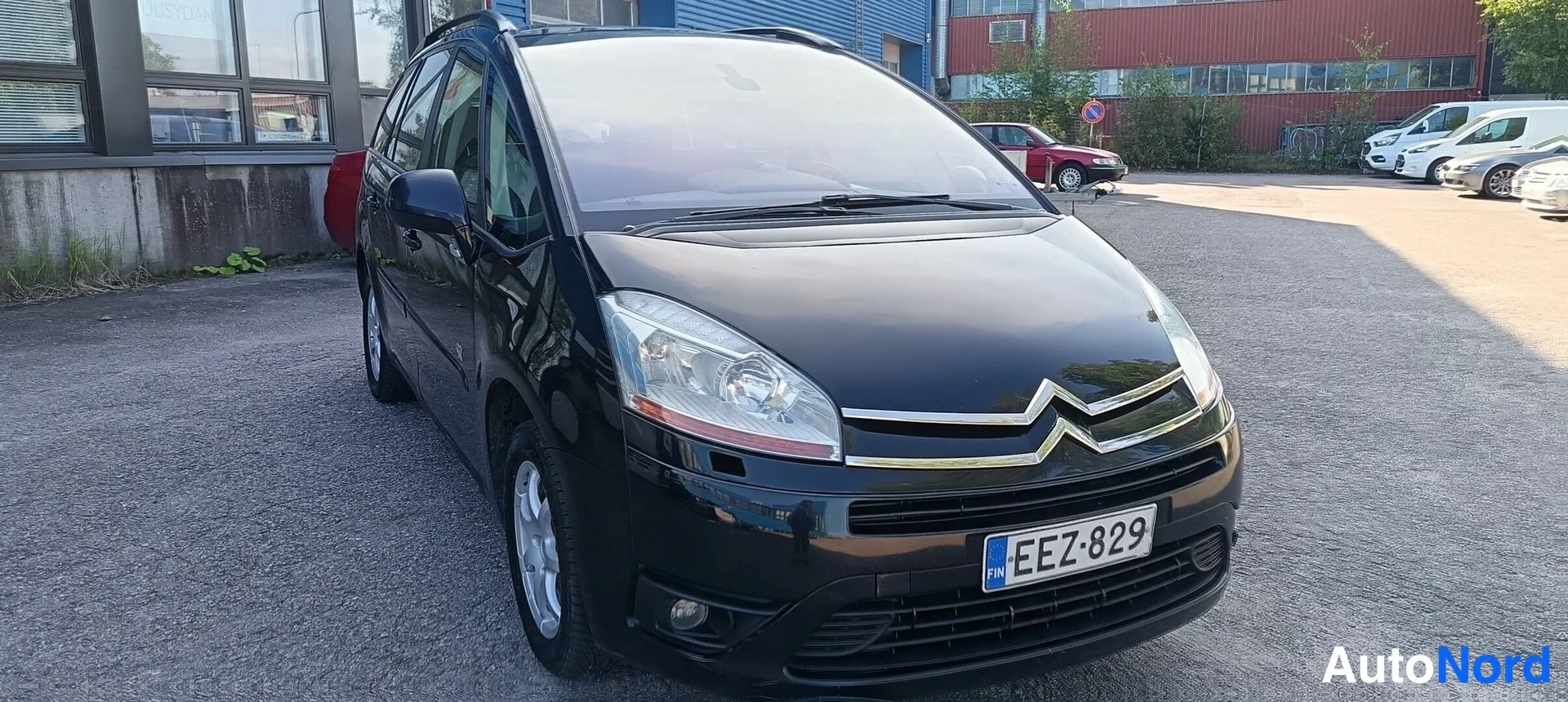 Musta Citroen Grand C4 Picasso 2009, etuviisto, keula oikealle, kuva 2
