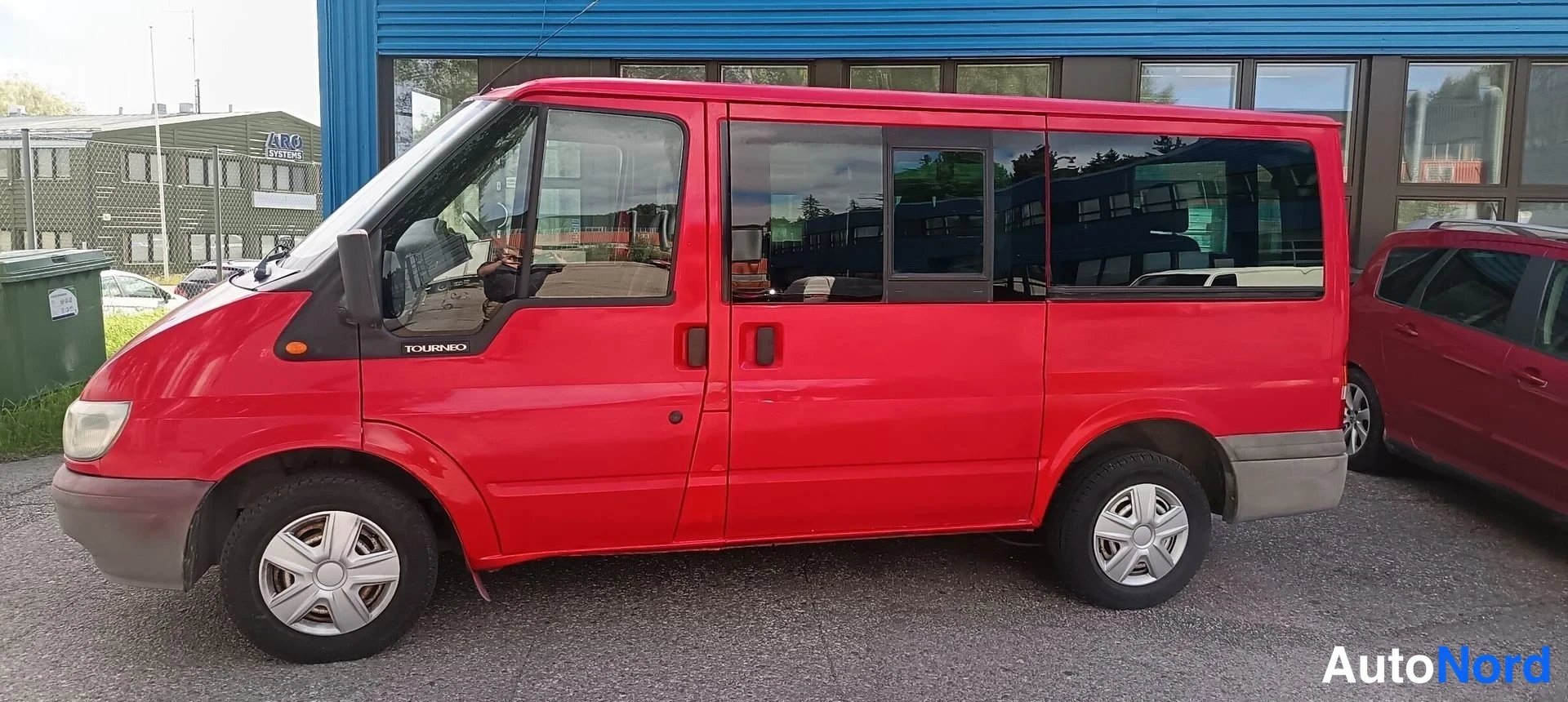 Punainen Ford Transit 2005, etuviisto, keula vasemmalle, kuva 2