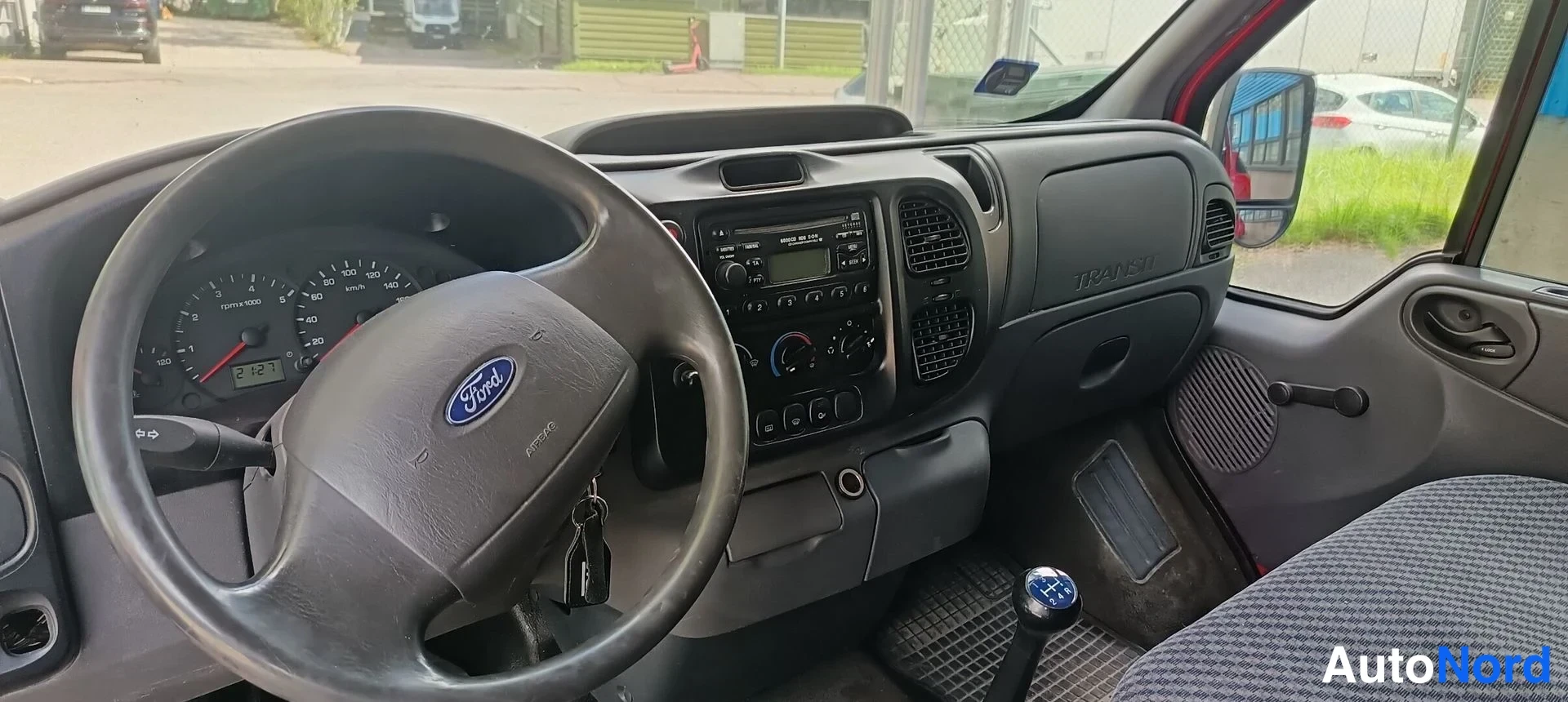 Punainen Ford Transit 2005, kuva 10