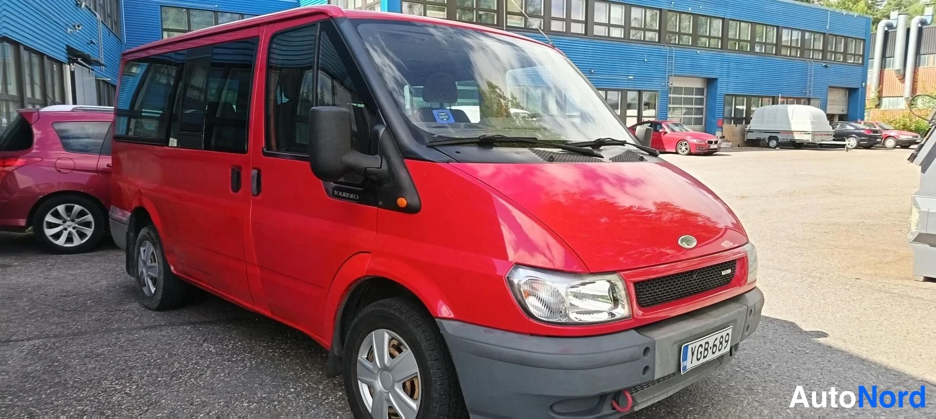 Punainen Ford Transit 2005, etuviisto, keula oikealle, kuva 3