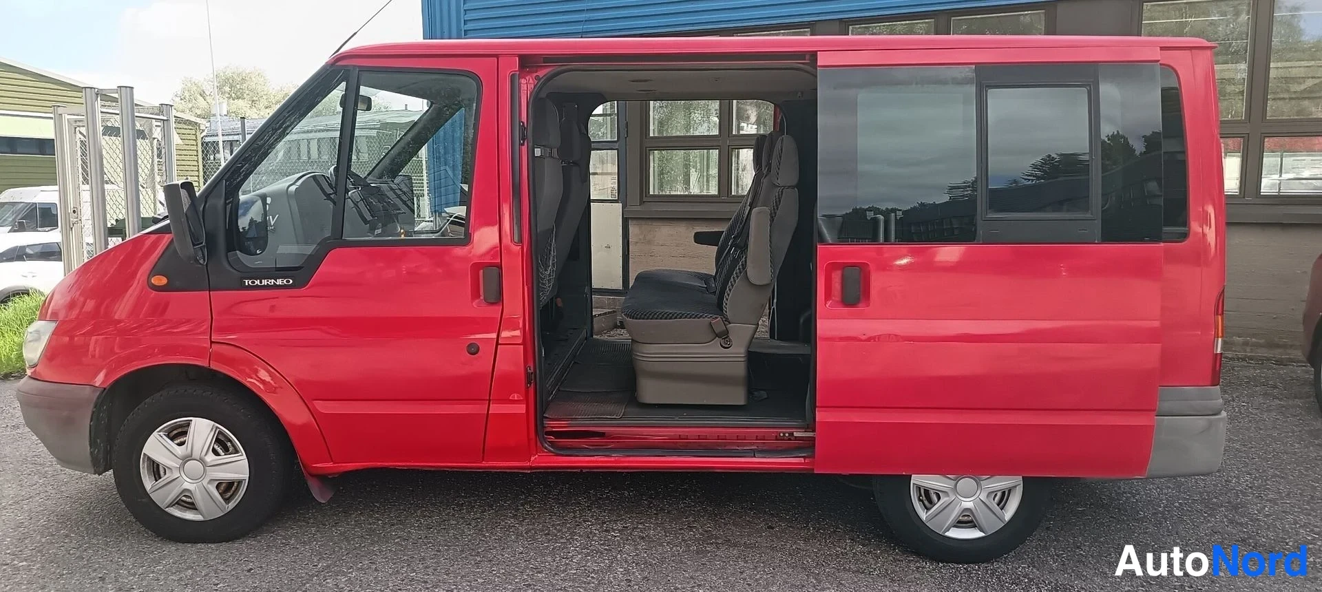 Punainen Ford Transit 2005, kuva 11