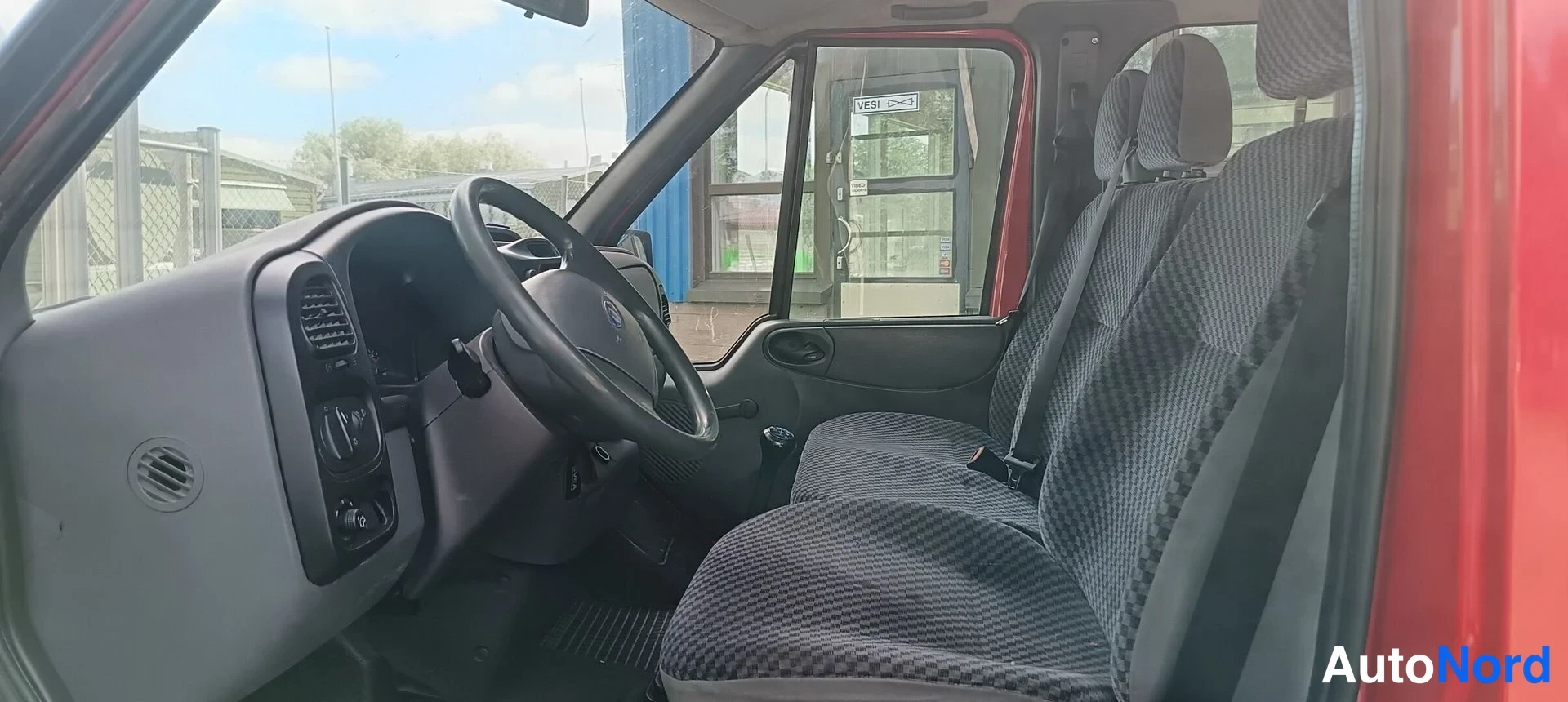 Punainen Ford Transit 2005, kuva 9