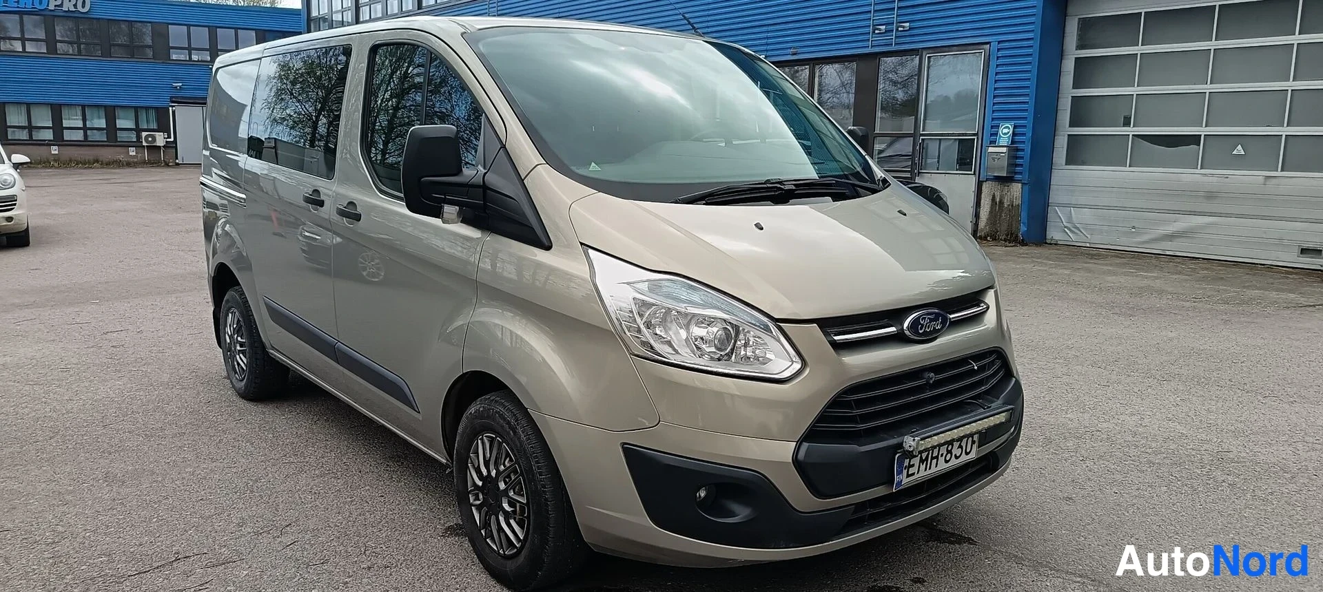 Beige Ford Transit Custom 2013, etuviisto, keula oikealle, kuva 3
