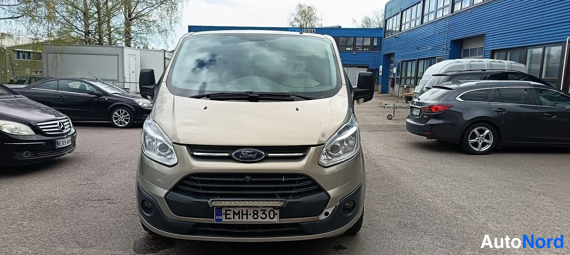 Beige Ford Transit Custom 2013, edestä, kuva 4