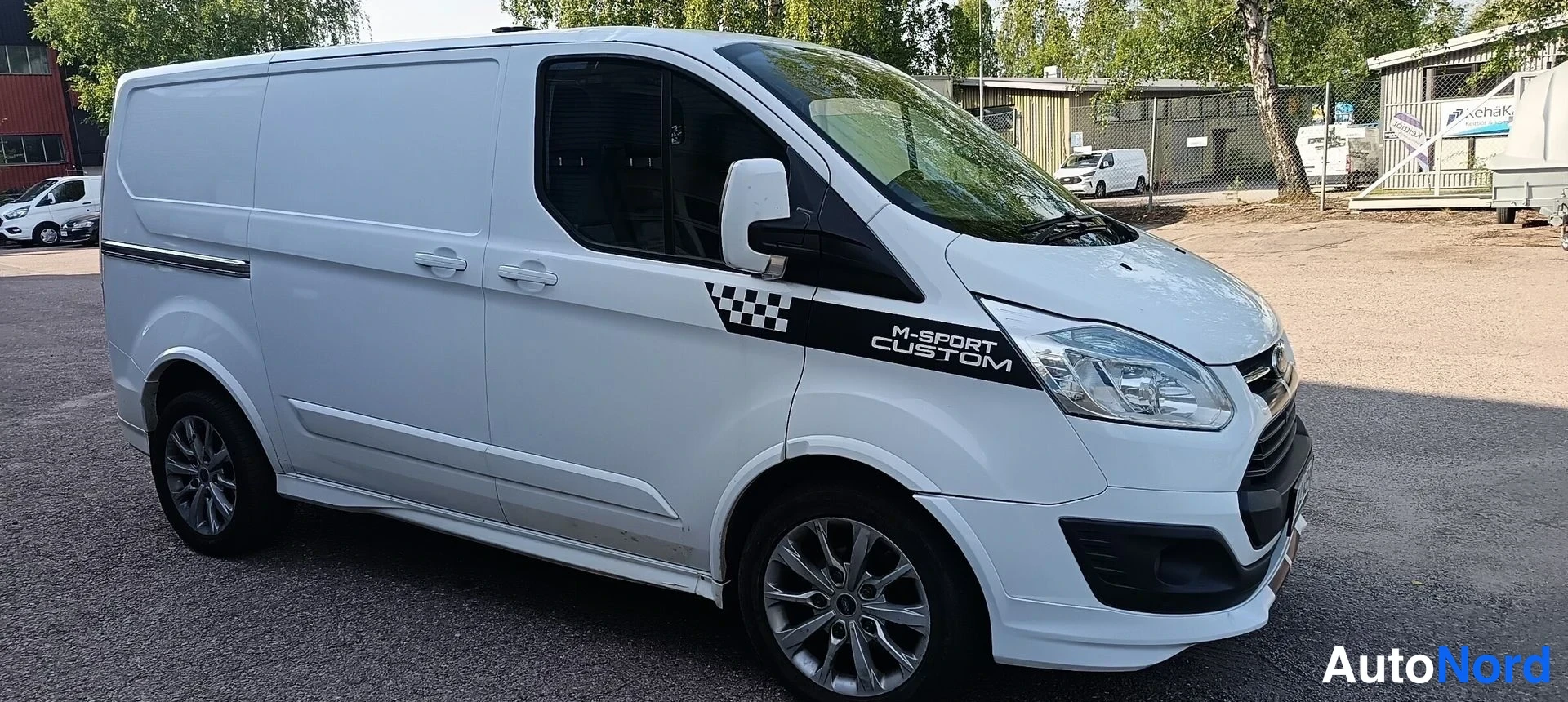 Valkoinen Ford Transit Custom 2014, etuviisto, keula oikealle, kuva 4