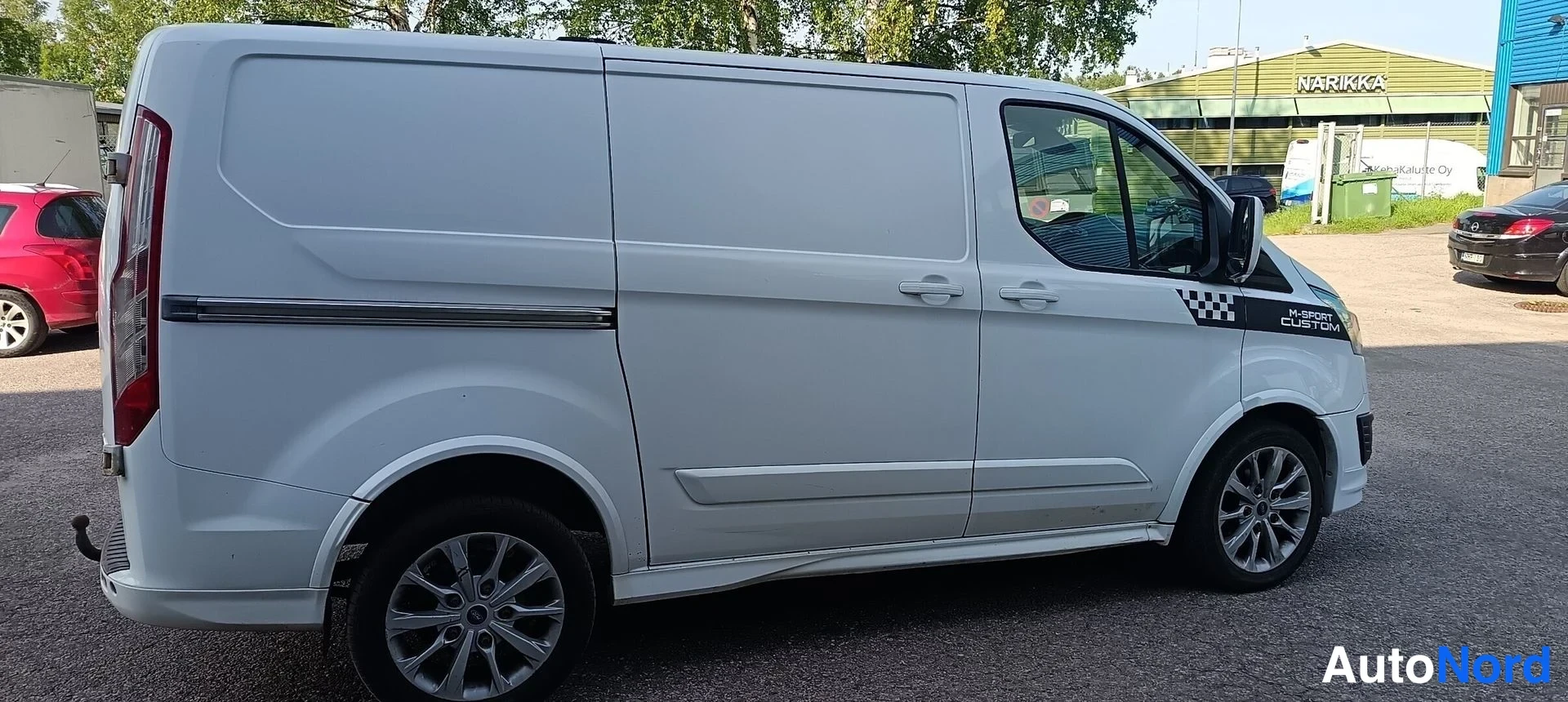 Valkoinen Ford Transit Custom 2014, sivulta, kuva 9