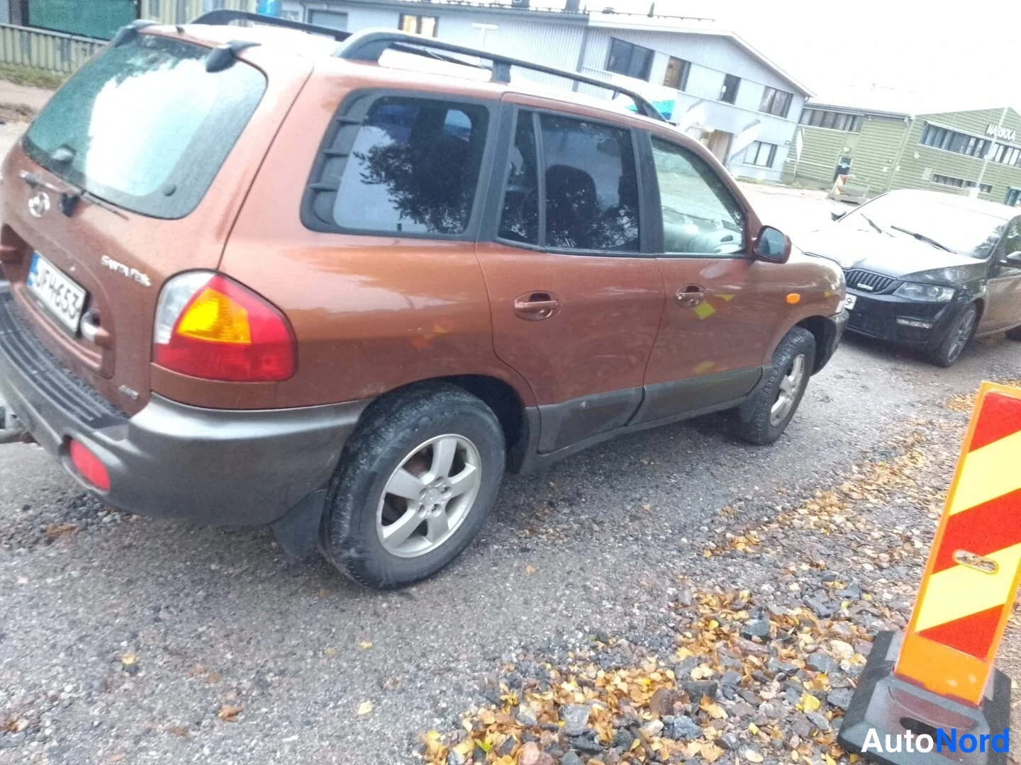 Ruskea Hyundai Santa Fe 2003, takaviisto, kuva 3