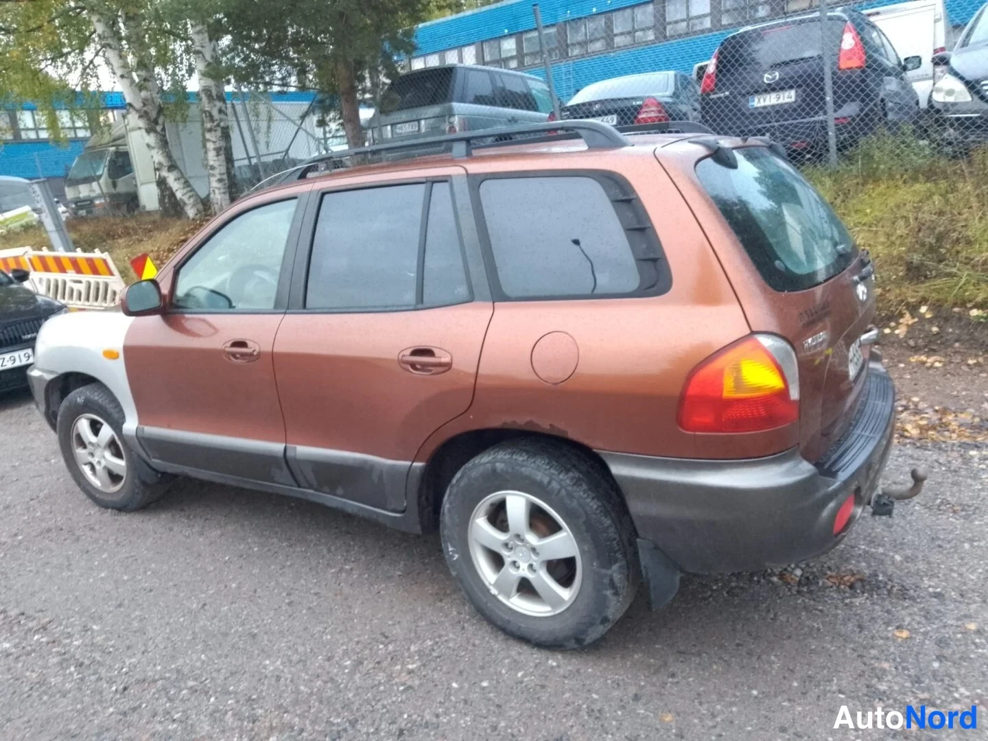Ruskea Hyundai Santa Fe 2003, takaviisto, kuva 4