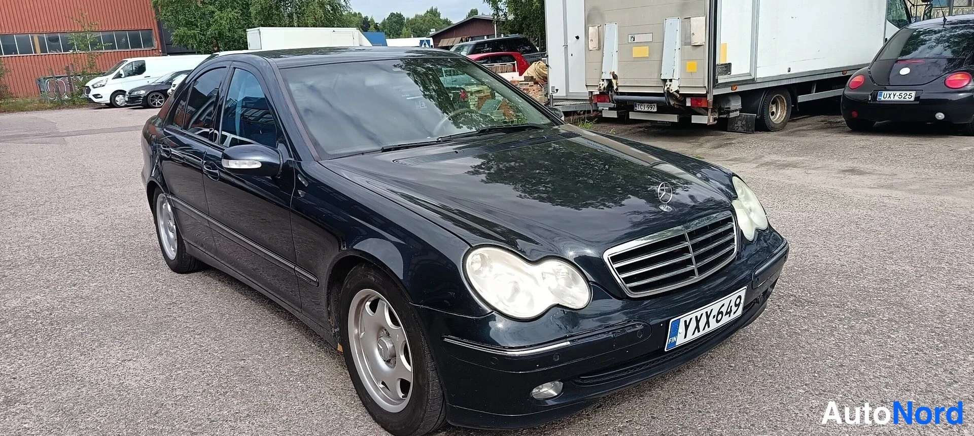 Sininen Mercedes-Benz C  Sedan 2005, etuviisto, keula oikealle, kuva 2