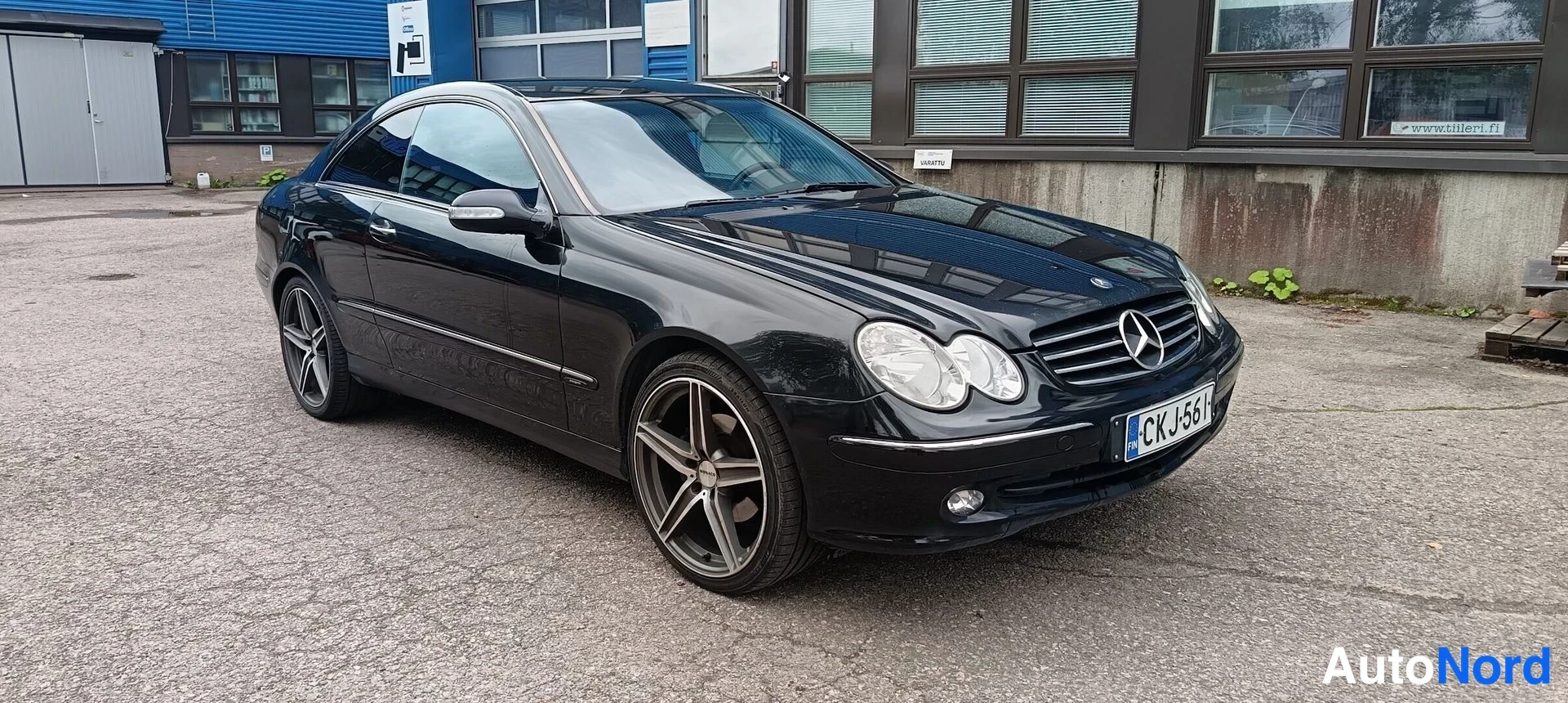 Musta Mercedes-Benz CLK  Coupe 2004, etuviisto, keula oikealle, kuva 2