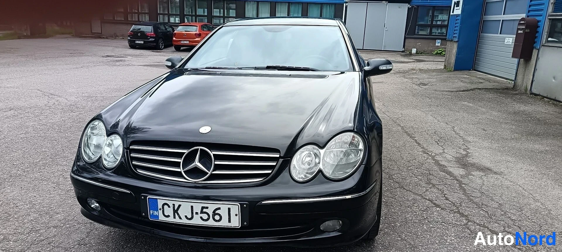 Musta Mercedes-Benz CLK  Coupe 2004, edestä, kuva 4