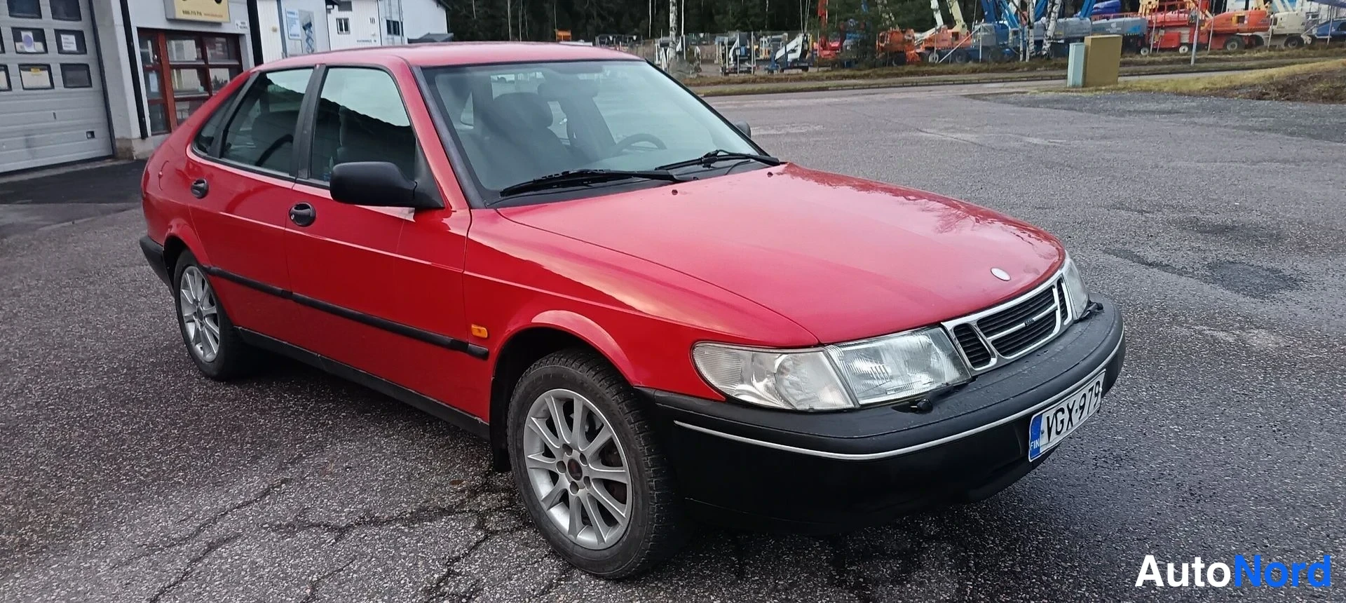Punainen Saab 900 1997, etuviisto, keula oikealle, kuva 2