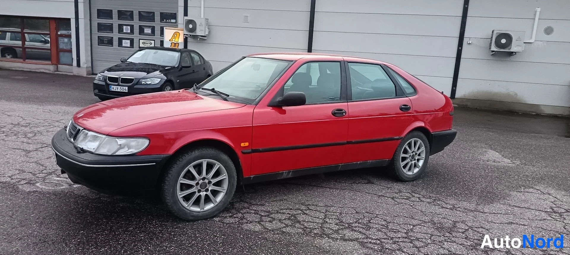 Punainen Saab 900 1997, sivulta, kuva 5