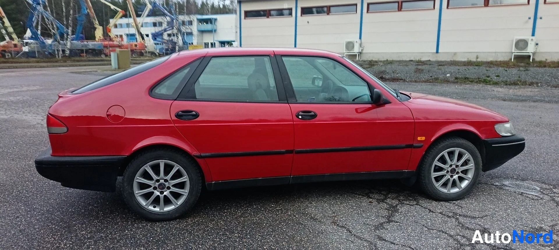 Punainen Saab 900 1997, etuviisto, keula oikealle, kuva 3