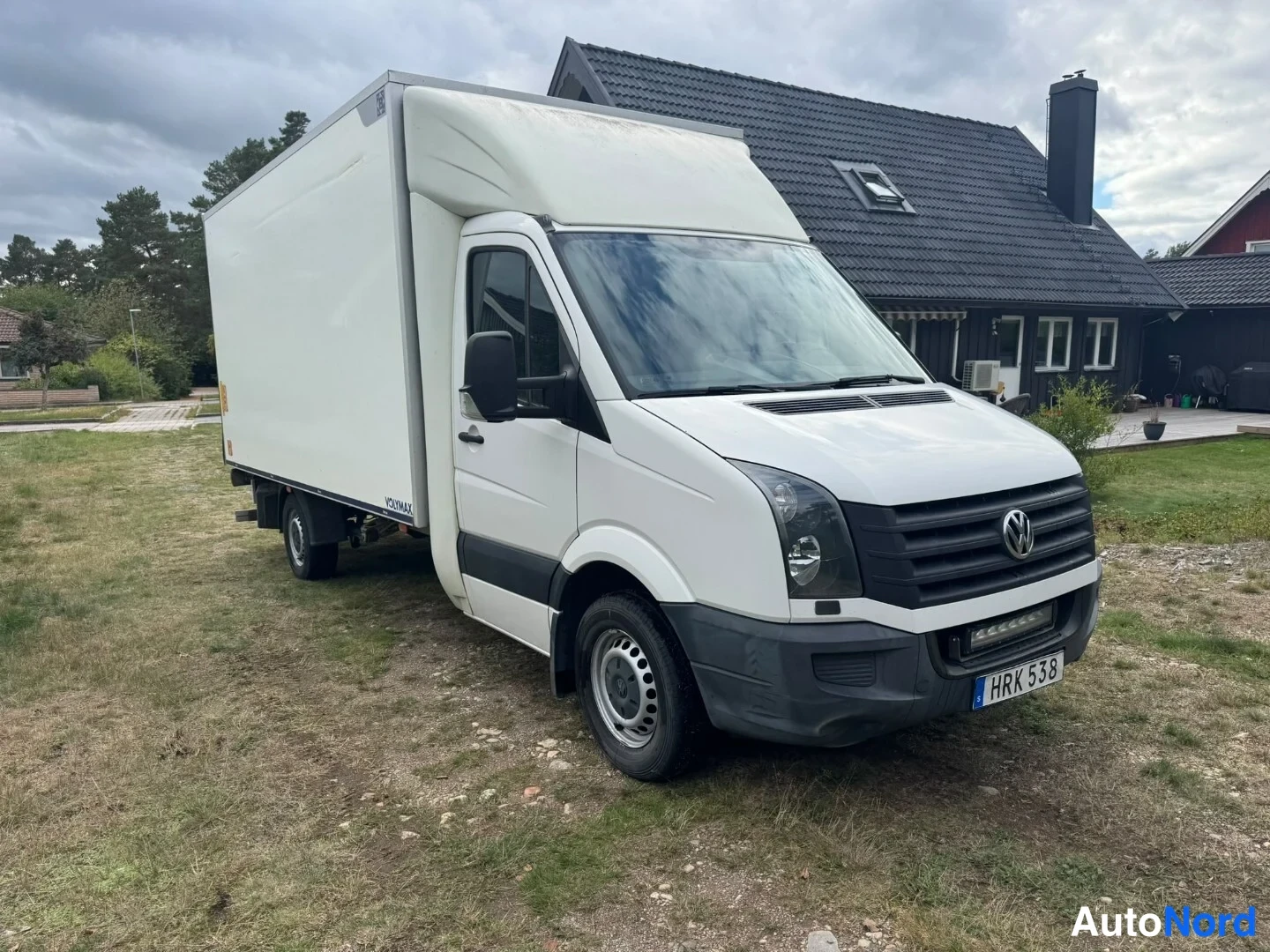 Valkoinen Volkswagen Crafter 2017, etuviisto, keula oikealle, kuva 2