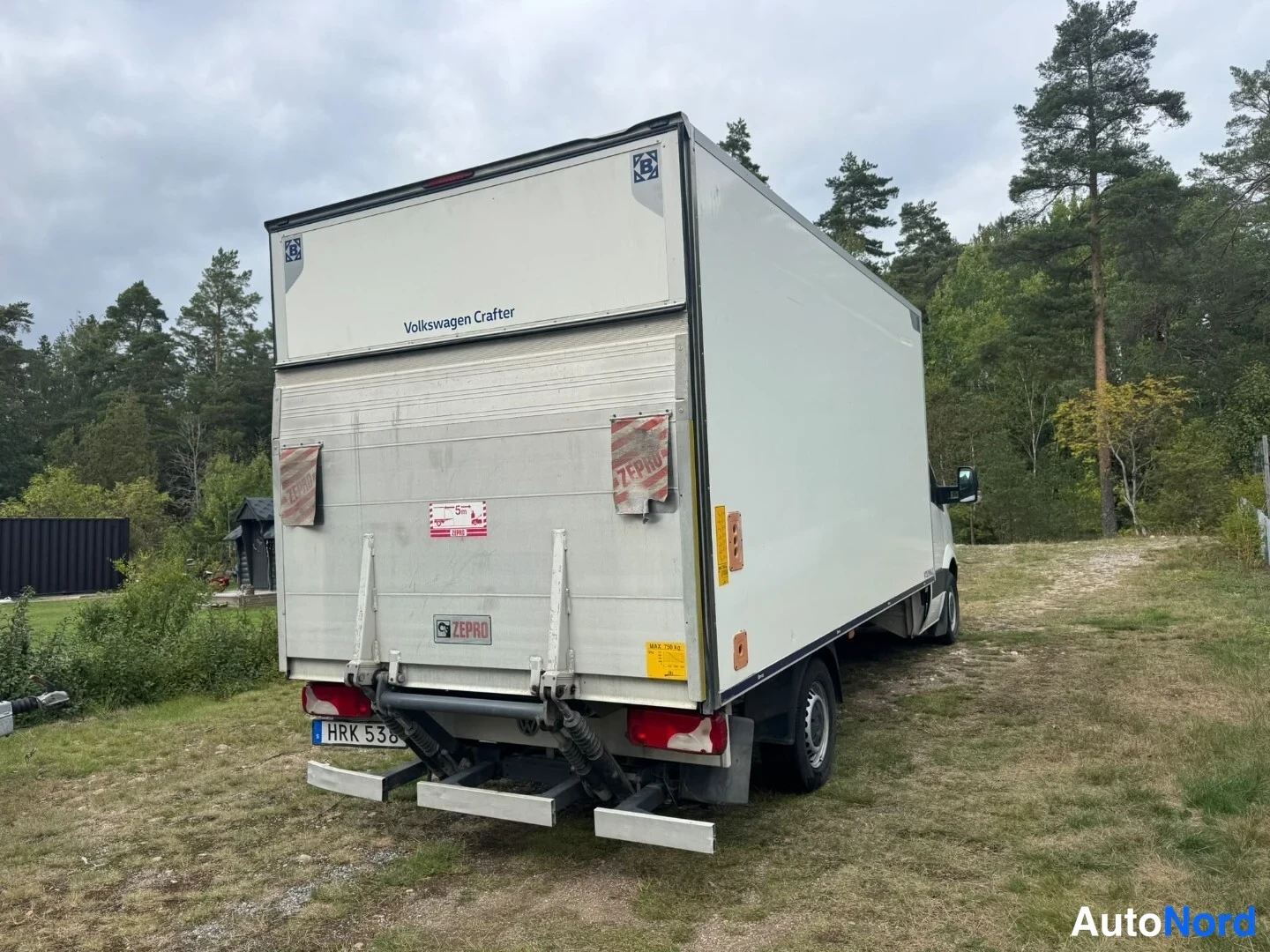 Valkoinen Volkswagen Crafter 2017, takaviisto, kuva 4
