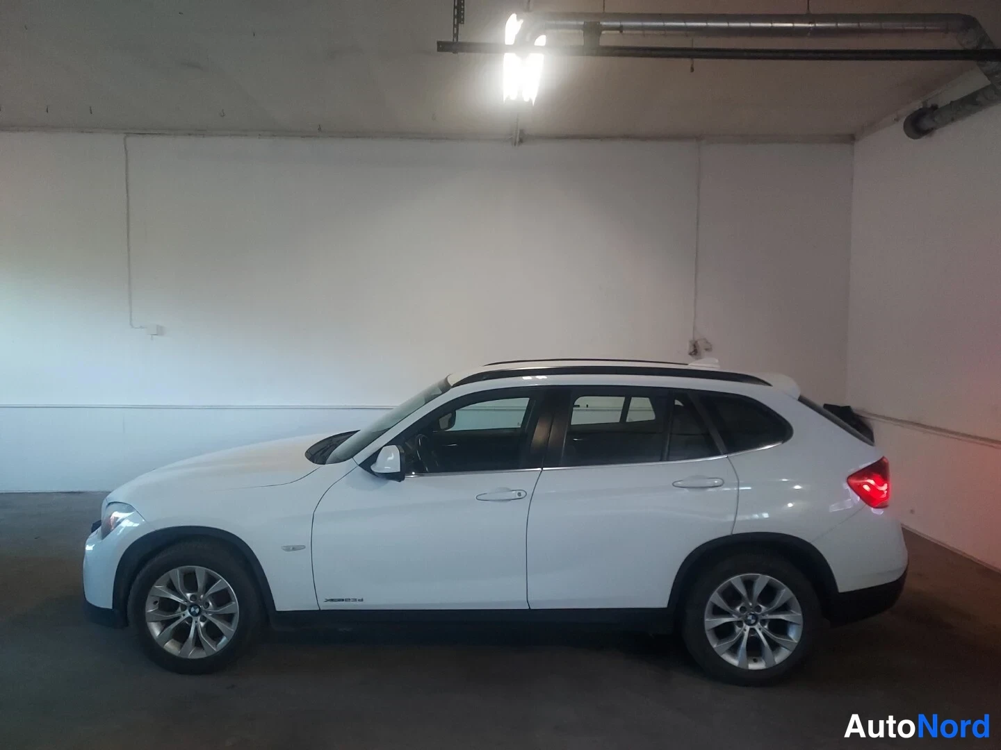 Valkoinen BMW X1 xDrive23d 2012, sivulta, kuva 4