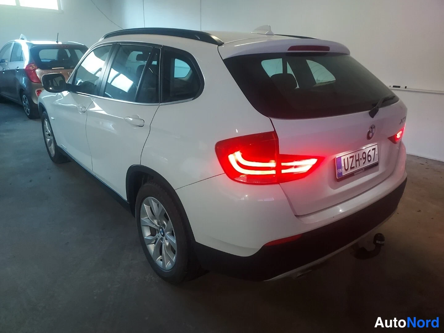 Valkoinen BMW X1 xDrive23d 2012, takaviisto, kuva 6