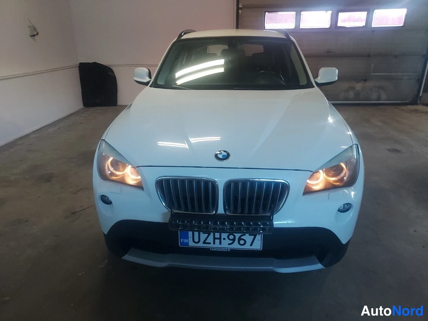 Valkoinen BMW X1 xDrive23d 2012, edestä, kuva 3