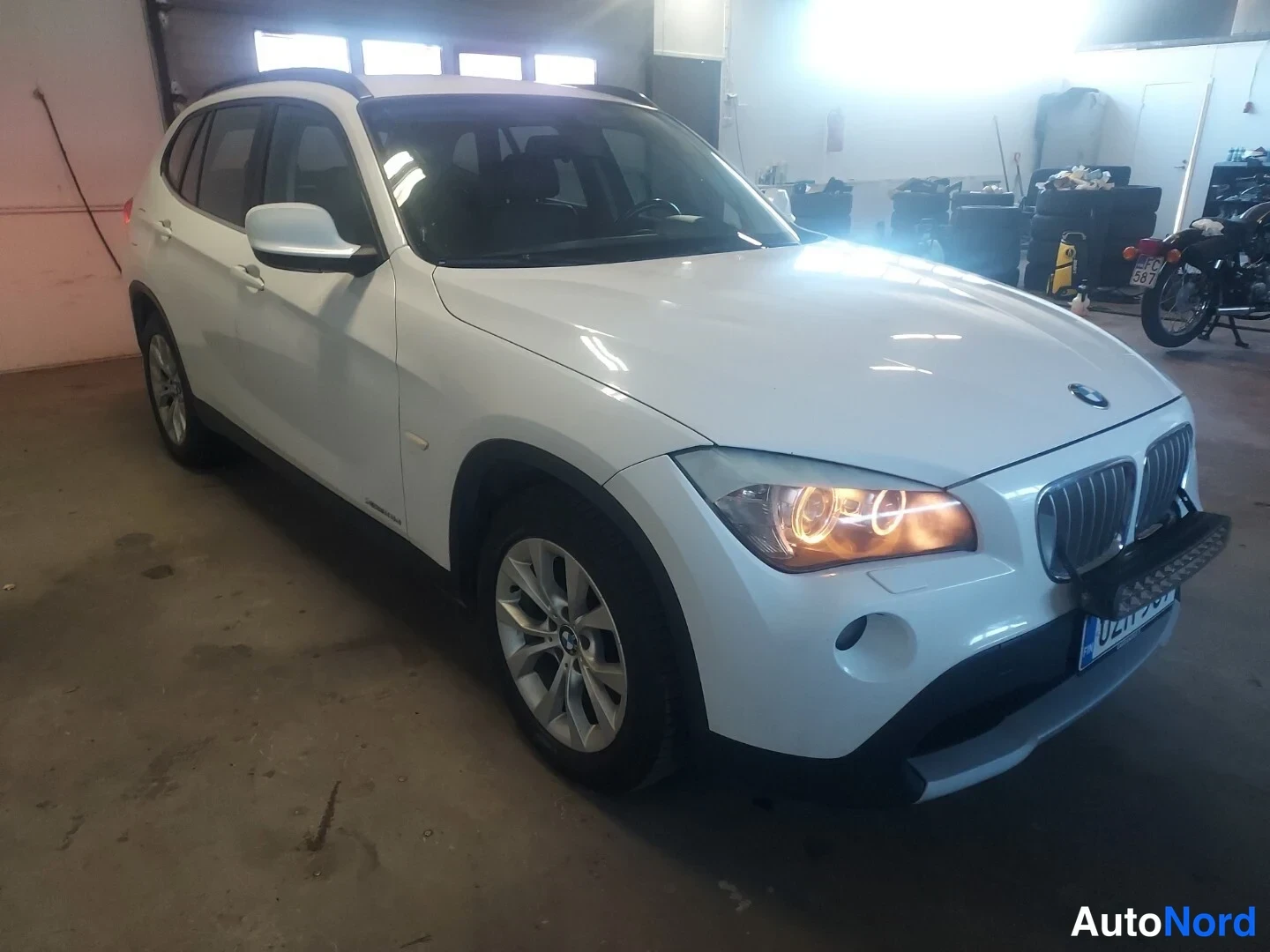 Valkoinen BMW X1 xDrive23d 2012, etuviisto, keula oikealle, kuva 2