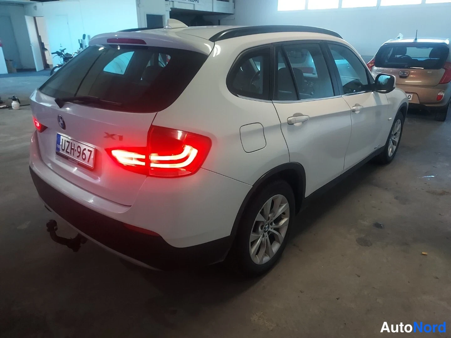 Valkoinen BMW X1 xDrive23d 2012, takaviisto, kuva 5