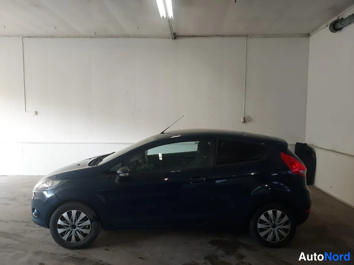 Sininen Ford Fiesta 2012, sivulta, kuva 4