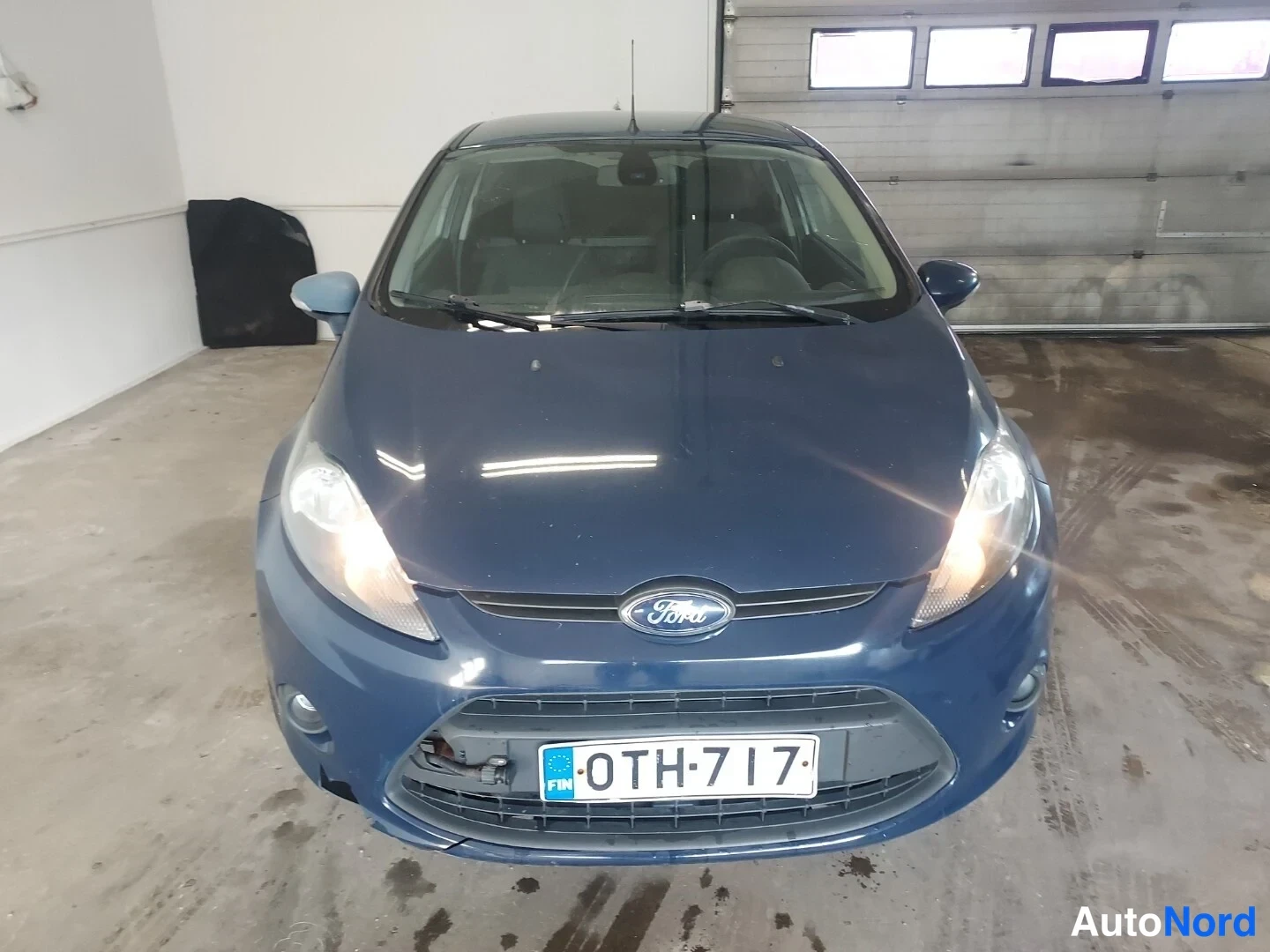 Sininen Ford Fiesta 2012, edestä, kuva 3
