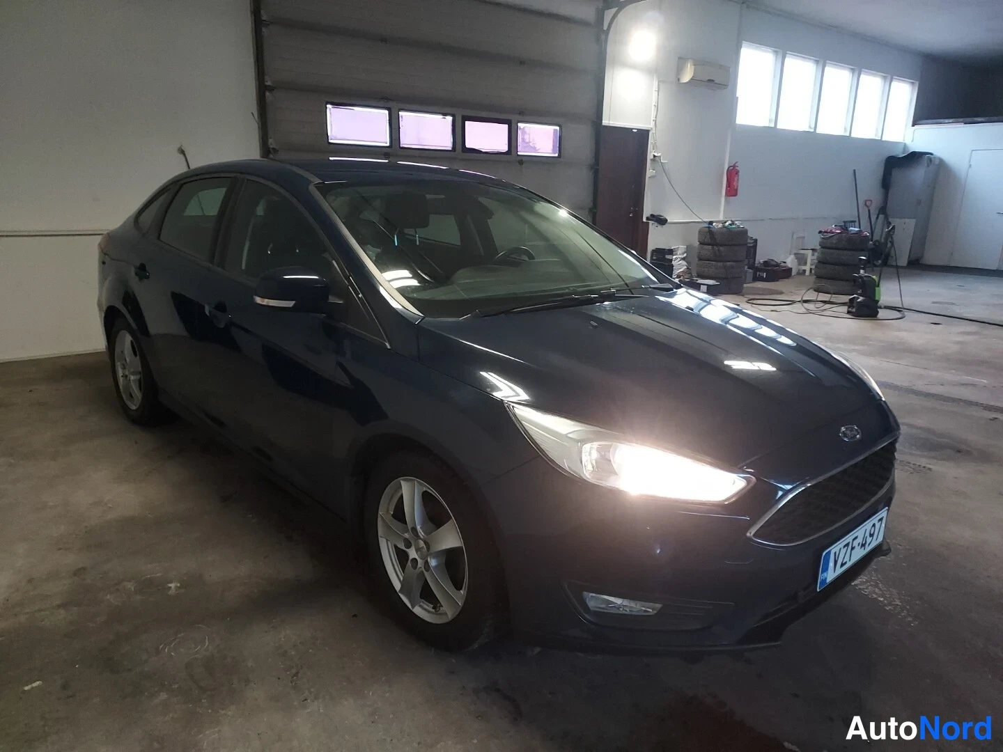 Sininen Ford Focus 2017, etuviisto, keula oikealle, kuva 2