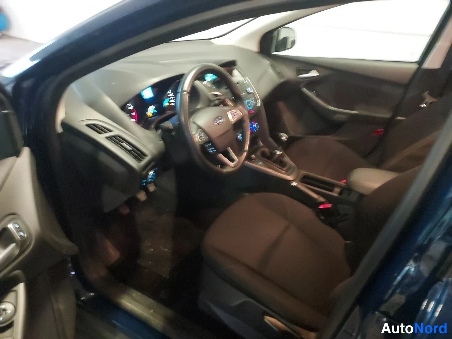 Sininen Ford Focus 2017, kuva 13