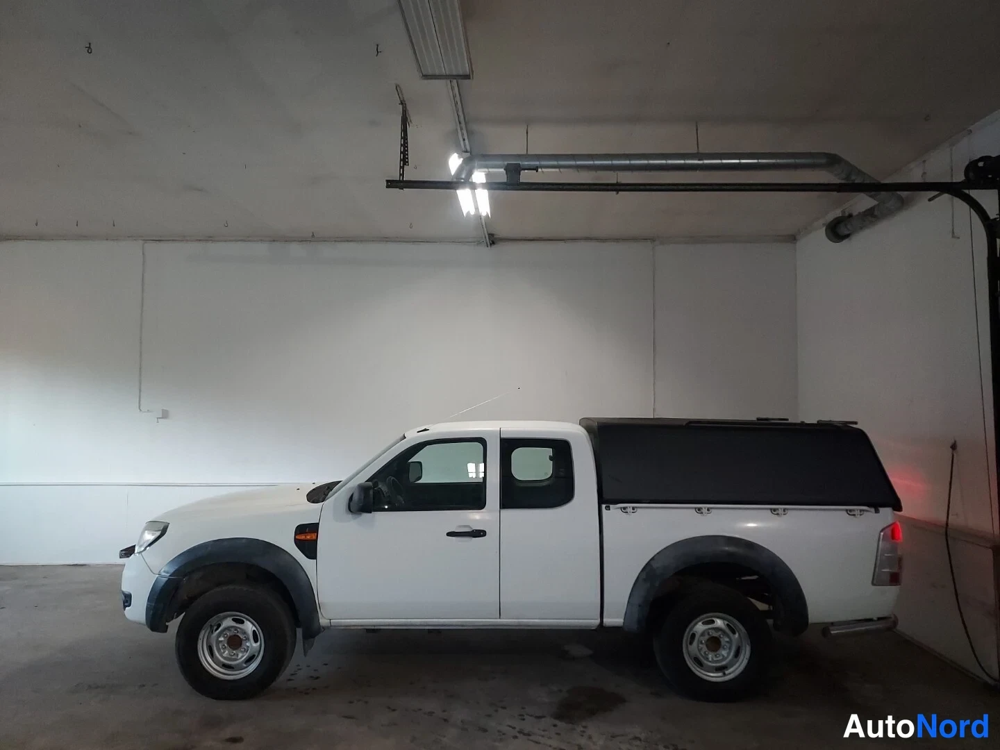 Valkoinen Ford Ranger 2011, sivulta, kuva 4