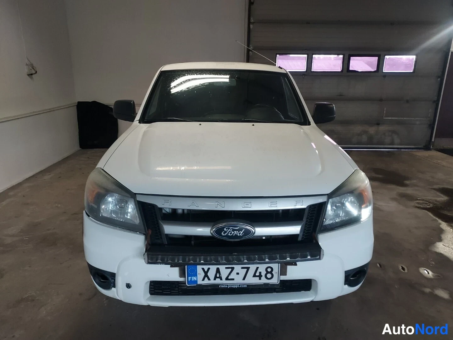Valkoinen Ford Ranger 2011, edestä, kuva 3